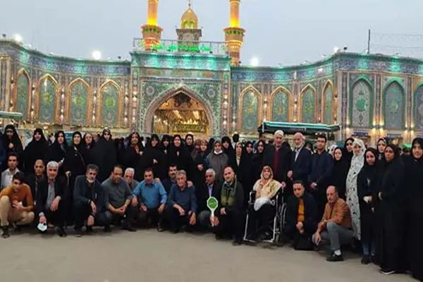 تصویر تعداد زیادی زن و مرد در مقابل حرم امام حسین ع