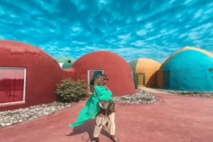 اقامتگاه بوم گردی ساخته شده با خاکهای رنگی منطقه ساحلی جزیره هرمز