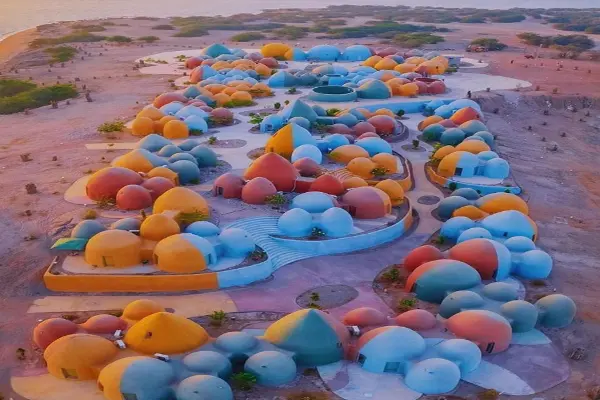 نمایی از اقامتگاه های ساحلی ساخته شده از خاکهای رنگی ساحل جنوب