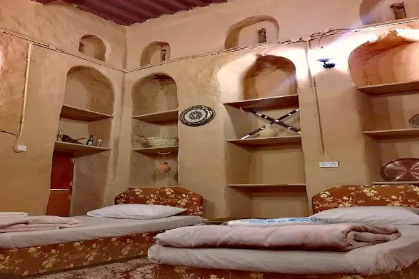 اتاق یک اقامتگاه بومگردی با بافت کاهگلی و نمای سنتی