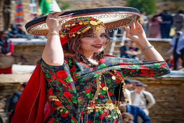 چهره زنی با لباس کردی در مراسم جشن به همراه یک عدد دف
