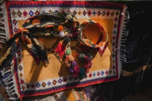 صنایع دستی ایرانی شامل گلیم و سربند دختران روستایی