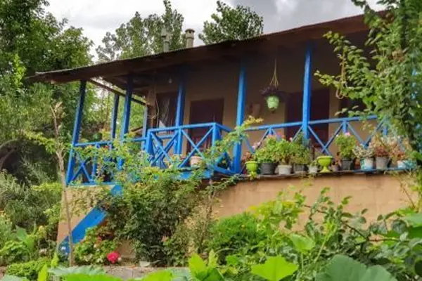 خانه روستایی در میان درختان جنگل