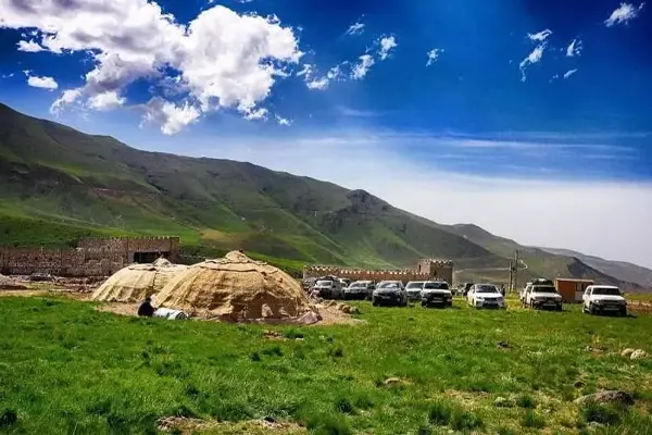 کمپ تفریحی چادرهای عشایری در میان طبیعت سرسبز