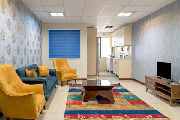 سوئیت شیک و مدرن با آشپزخانه و سرویس مبل و تلویزیون و کاغذ دیواری زیبا