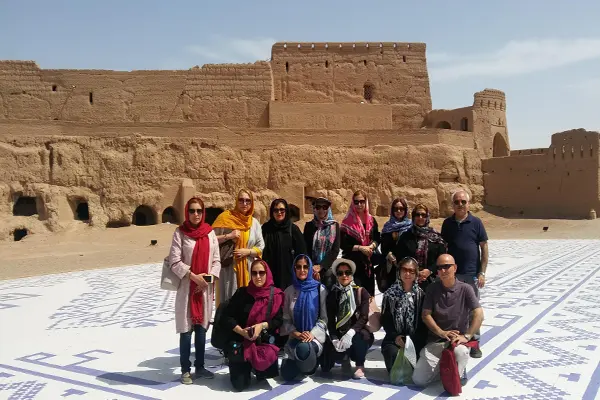 تعدادی مسافر در یک مکان تاریخی در تور گروهی