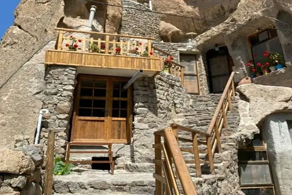 خانه ساخته شده از سنگ و چوب در دل کوههای غرب ایران