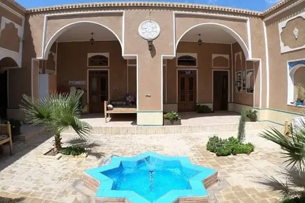 خانه سنتی مربوط به مناطق مرکزی ایران با حوض آب