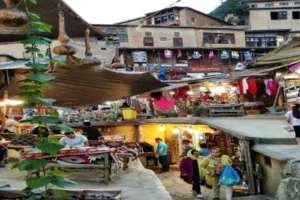 بازارچه محلی صنایع دستی در نزدیکی اقامتگاه بومگردی